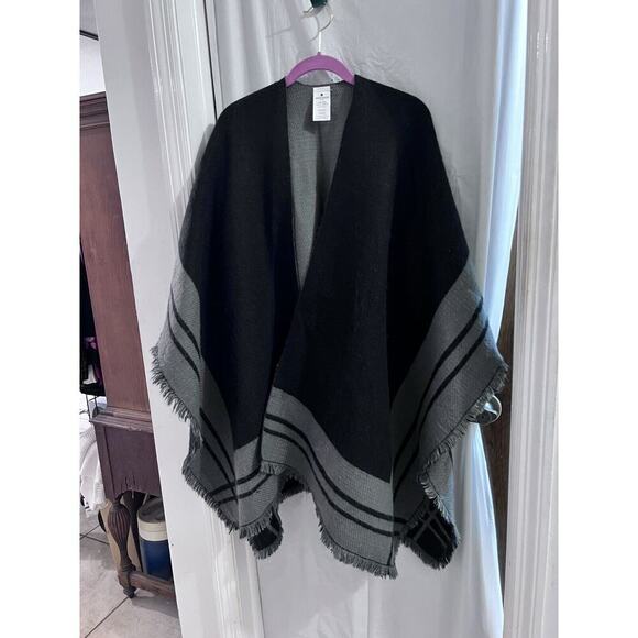 Woolrich Women's One Size Blanket Shawl Wrap Black Gray Fringe Open Front Boho - Picture 1 of 7